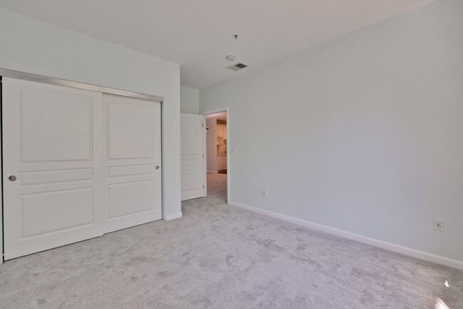 Building Photo - Excellent 2 Bed 2 Bath Condo - Completely Remodeled!