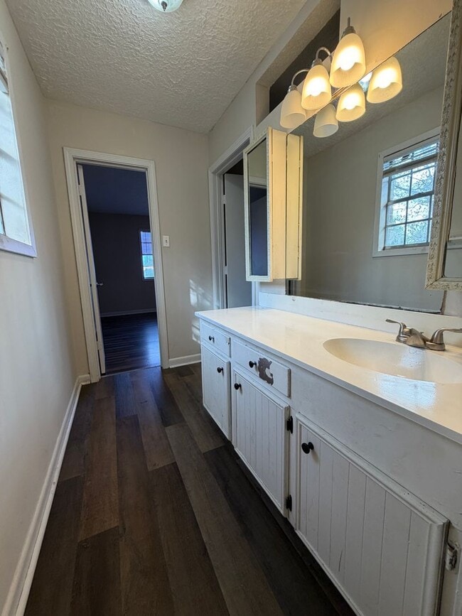 Building Photo - Oak Park Townhome 2/1.5 AVAILABLE NOW