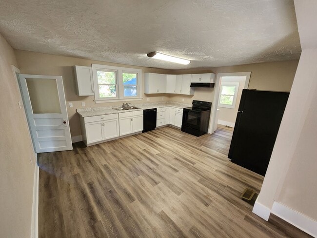 Building Photo - Spacious 2-Bedroom, 1-Bathroom Home AVAILABLE NOW!!