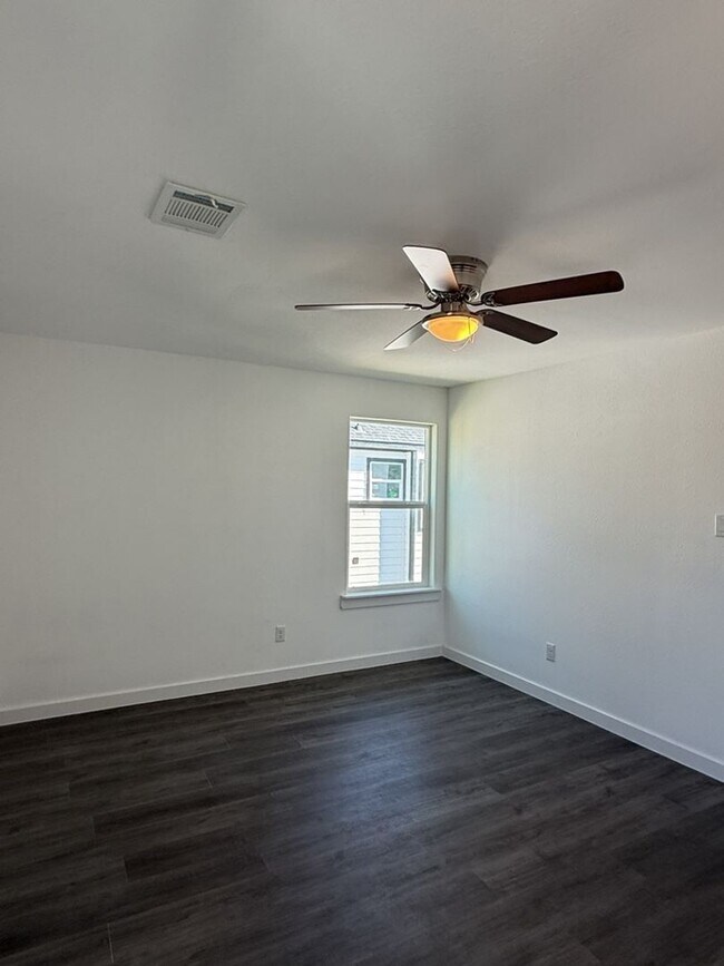 Building Photo - SECTION 8 ACCEPTED! $250 OFF A MONTH'S RENT!!! ***Ask about our No Cash Security Deposit Option***