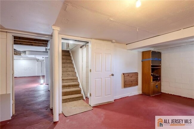 Building Photo - 145 Willow St