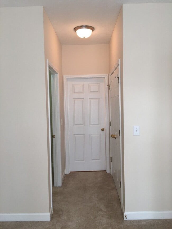 Building Photo - Large 3 Bedroom 1st Floor Condo in Ashley Park