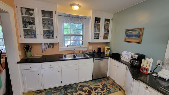 Building Photo - 2 Bed, 2 Bath Furnished Home in Greenville...