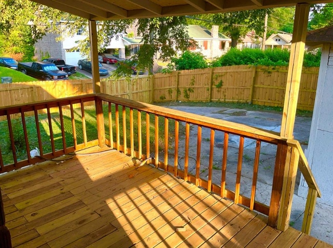 Building Photo - 1553 E McLemore Ave