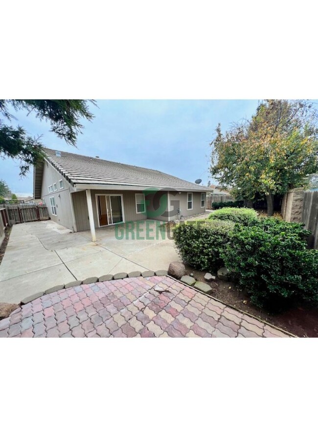 Building Photo - 3 BEDROOM 2 BATH HOME MOVE IN READY IN ESC...