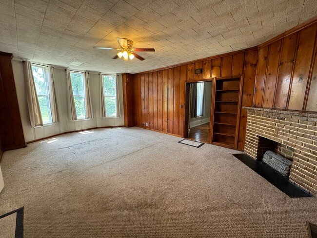 Building Photo - Large Historical 3/2 House in Summerville-$1,595