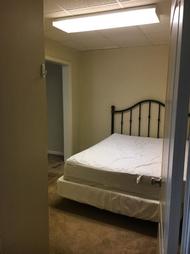 Building Photo - TV23 3br/1.5 bath utilities included (you ...