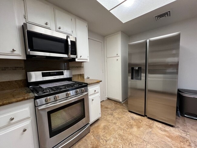 Building Photo - Spacious Single-Story 6-bed 3-bath Oasis with Private Pool and Spa in Spring Valley
