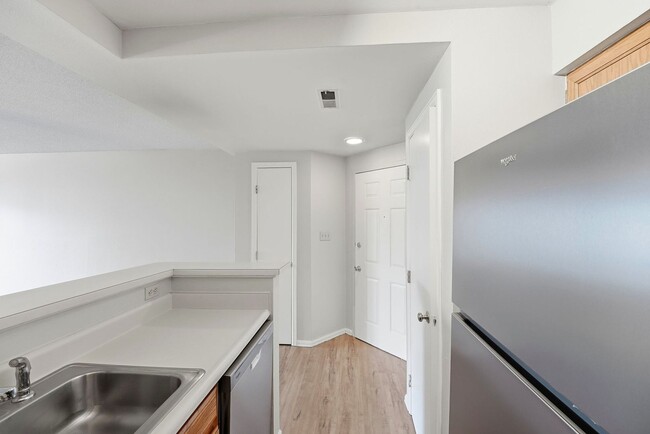 Building Photo - Charming 2 Bedroom Second Story Condo with easy access to everything!