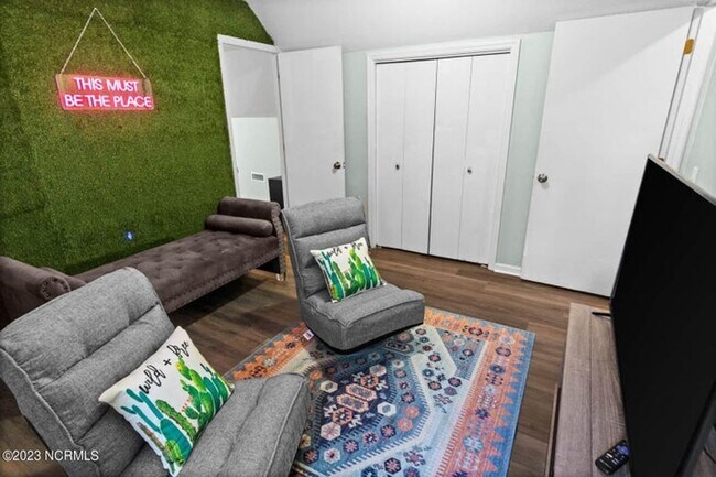 Building Photo - Fully Furnished Single Family Home - Long ...