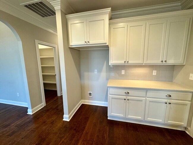 Building Photo - Look and Lease