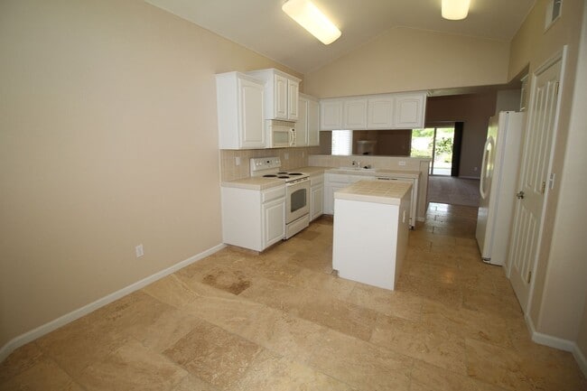 Building Photo - 10793 N Tea Party Ln