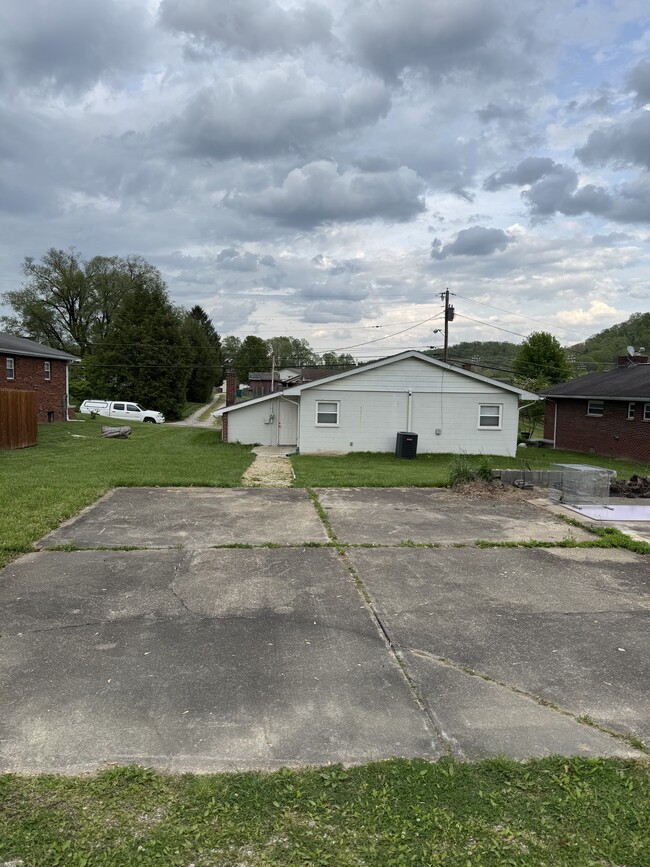 Building Photo - 523 Dudding Ave