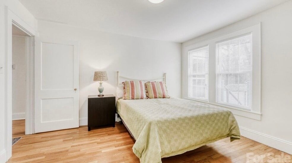 Building Photo - 639 E Iredell Ave