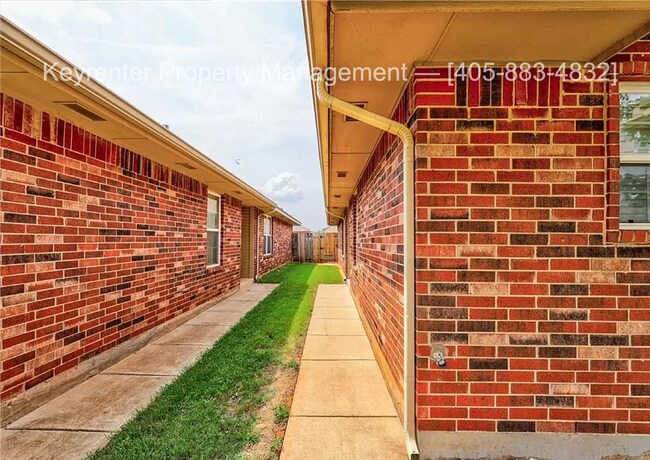 Building Photo - Gorgeous 3 bedroom 2 Bath and 2 Car Home in the Heart of Yukon