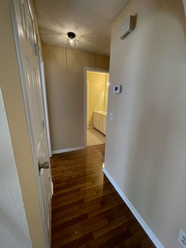 Building Photo - 19 Sagebrush Apartments