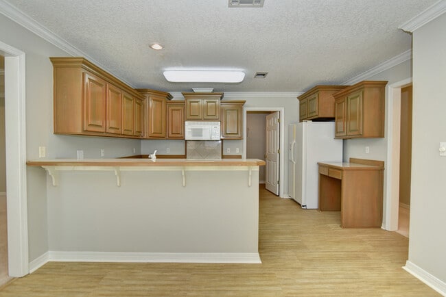 Building Photo - 15065 Warren Dr