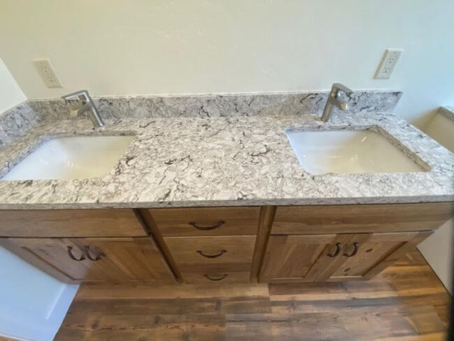 Building Photo - Beautifully Designed 3 Bed Home