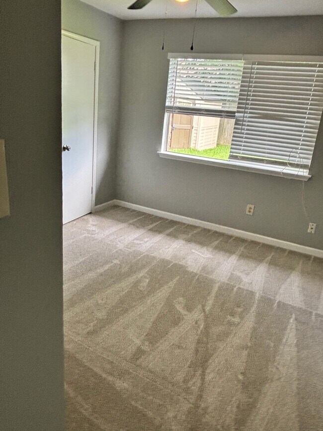 Building Photo - 815 Pebbleshire Dr