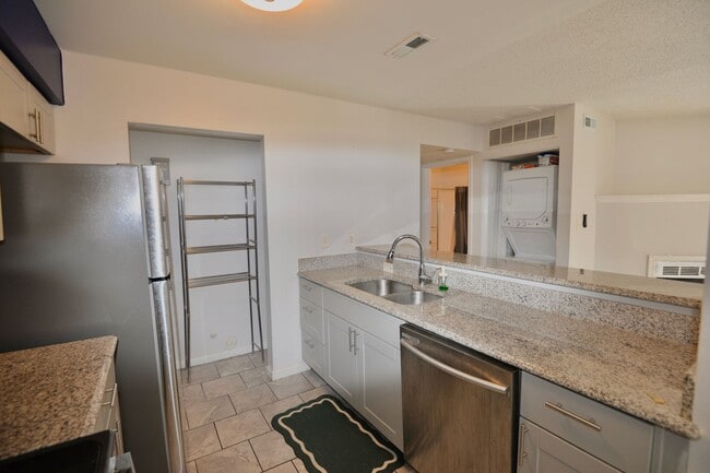 Building Photo - First Floor Condo in Norfolk