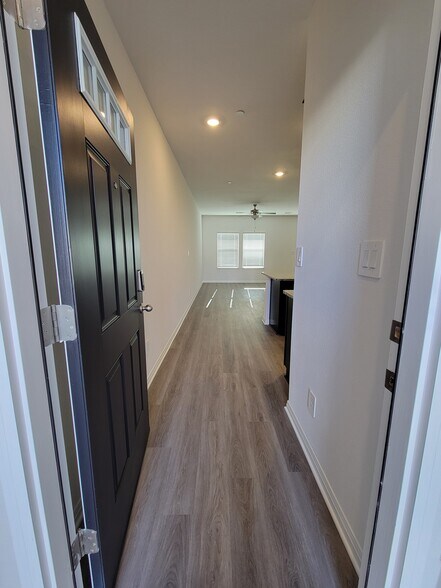 Building Photo - 1850 Settlers Glen Dr