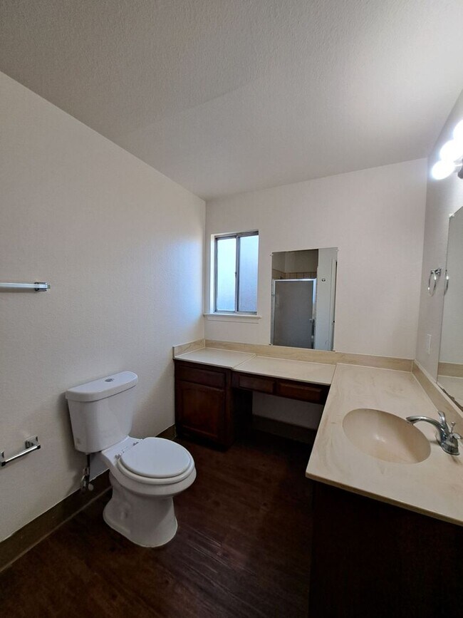 Building Photo - Central Unified District 3-bedroom 2-bathr...