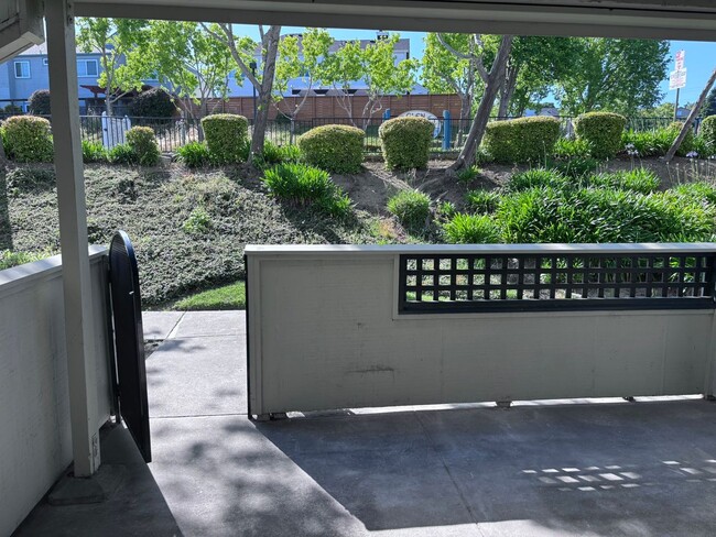 Building Photo - $1900.00-Remodeled 2 Bed 2 Bath, Condo in Glen Cove,(Vallejo) - Downstairs Unit