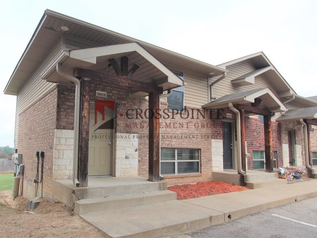 Building Photo - 2 Bed 1.5 Bath Townhome in Lindale!