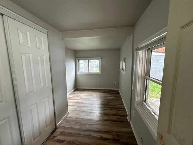 Building Photo - 1010 E 8th St