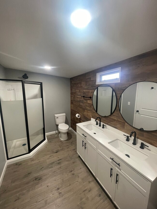 Building Photo - 916 9th St NE