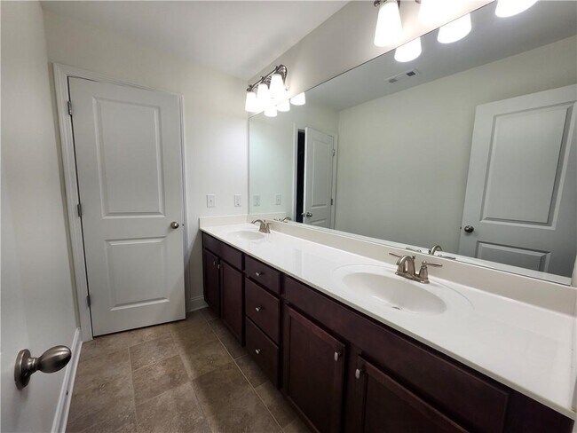 Building Photo - 830 Grove Valley Dr