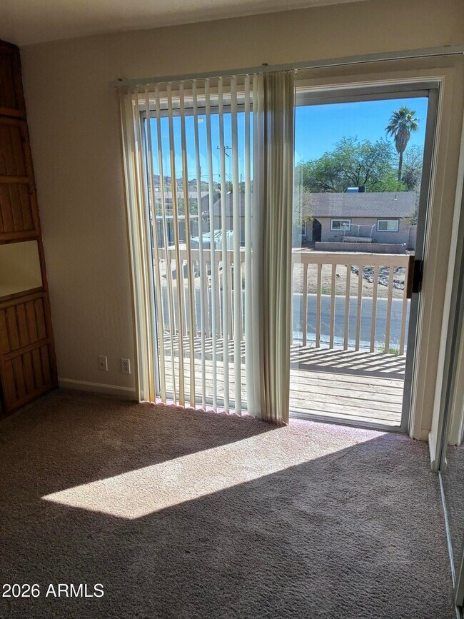 Building Photo - 1422 E Yucca St