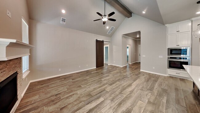 Building Photo - Luxury 4 Bedroom 3 Bathroom Home in Lone O...