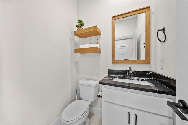 Building Photo - 951 Moksha St