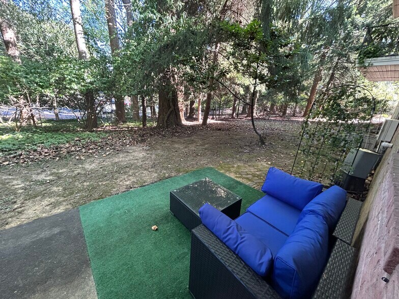 Direct access to secluded outdoor space - 10506 Weymouth St