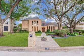 Building Photo - 4 bed/2.5 bath home with pool!