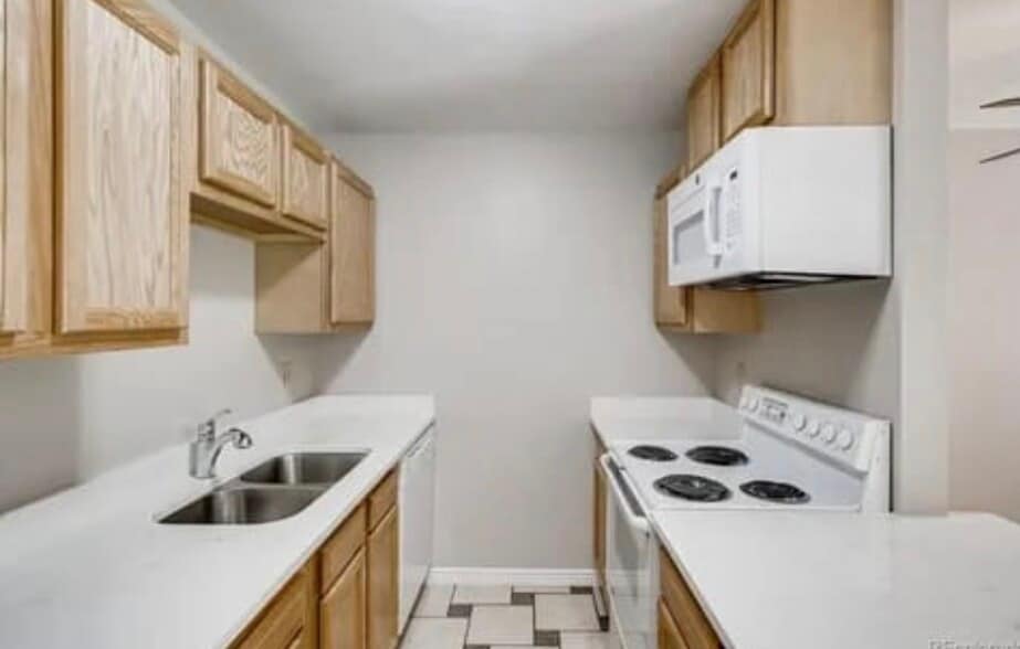 Kitchen - 225 E 8th Ave