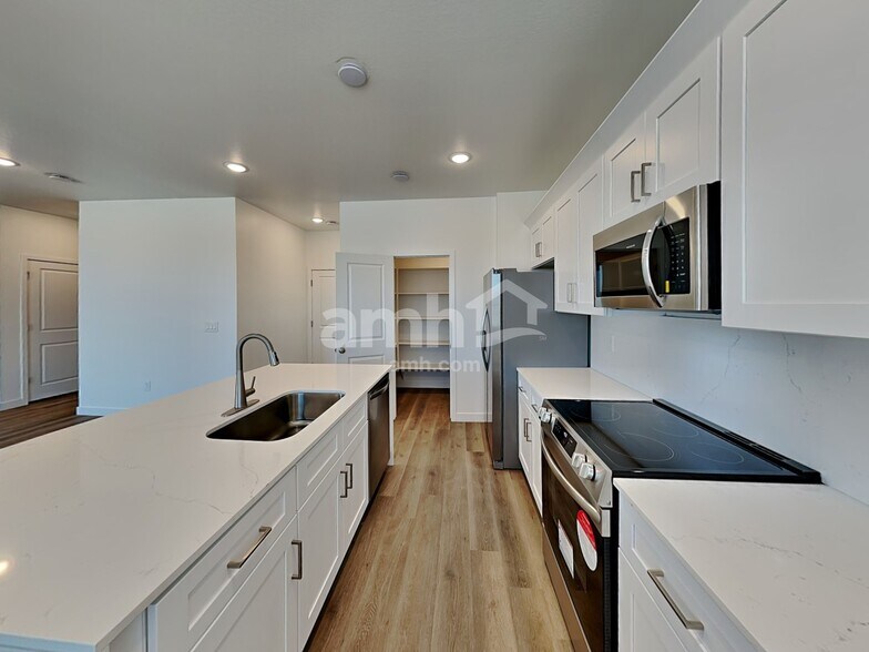 Building Photo - 9740 W Parkway Dr