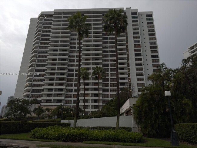 Building Photo - 2500 Parkview Dr