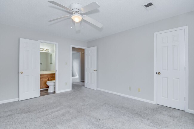 Building Photo - 2 Bed Townhouse!
