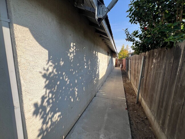 Building Photo - 4-bedroom single story home in Turlock!