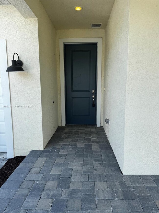 Building Photo - 6712 Cloverdale Ave