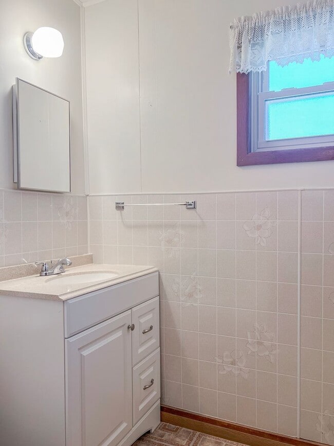 Building Photo - Spacious 3 Bedroom 2 Bath Home on Corner Lot
