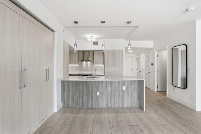 Building Photo - 111 SE 1st Ave