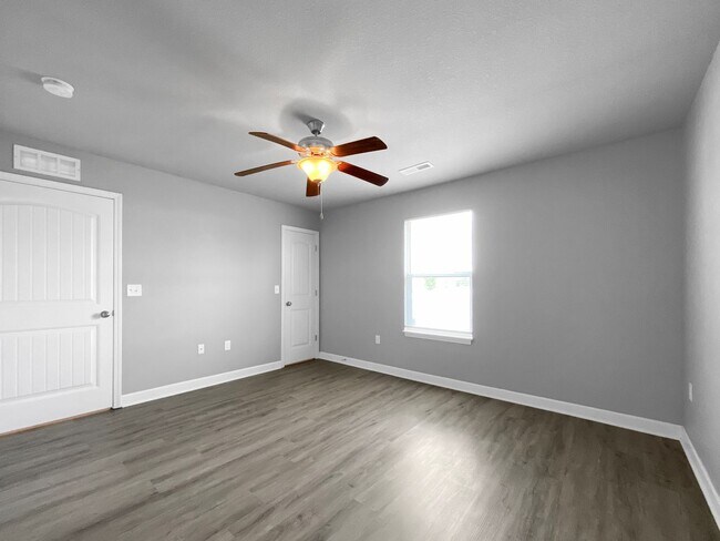 Building Photo - Beautiful Renovated Single Family Home | 3 BR/2BA Duplex| 1-Car Covered Parking |Spacious & Sunny...