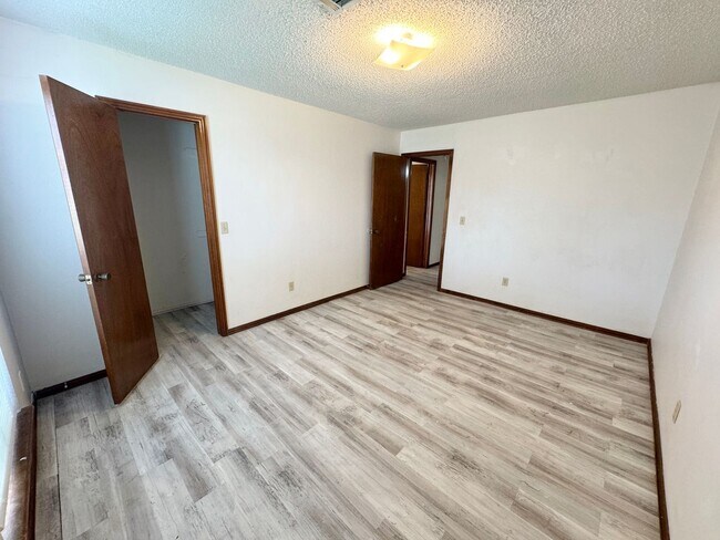 Building Photo - 3 Bed 2 bath!