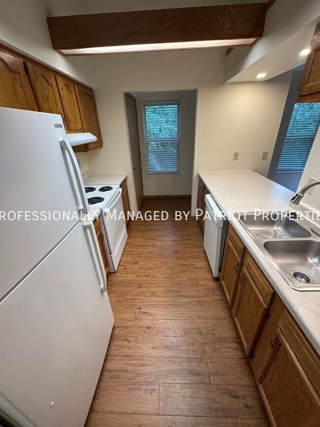 Building Photo - 1609 N Thompson Dr