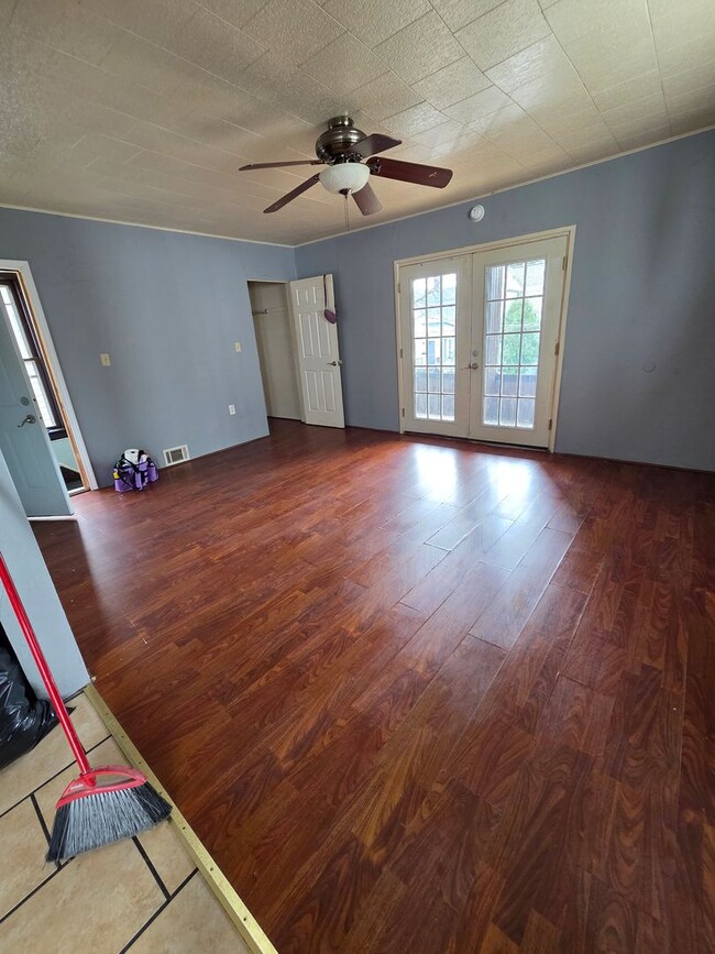 Building Photo - 1048 E 4th St