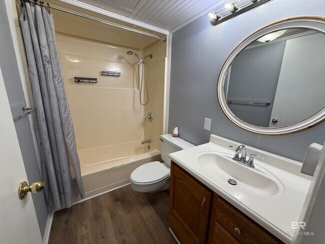 Building Photo - 1099 Sea Cliff Dr S