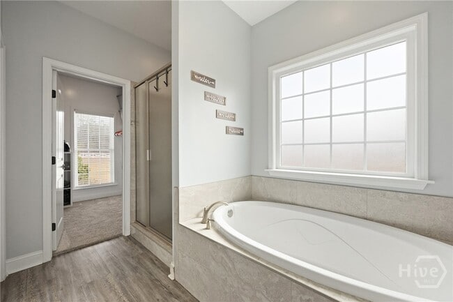 Building Photo - 440 Rivercrest Dr